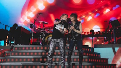 GUNS N' ROSES Joined By PRETENDERS' CHRISSIE HYNDE For 'Bad Obsession' Performance In Boston